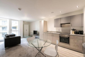 GuestReady - Lovely Riverside Apartment in Salford